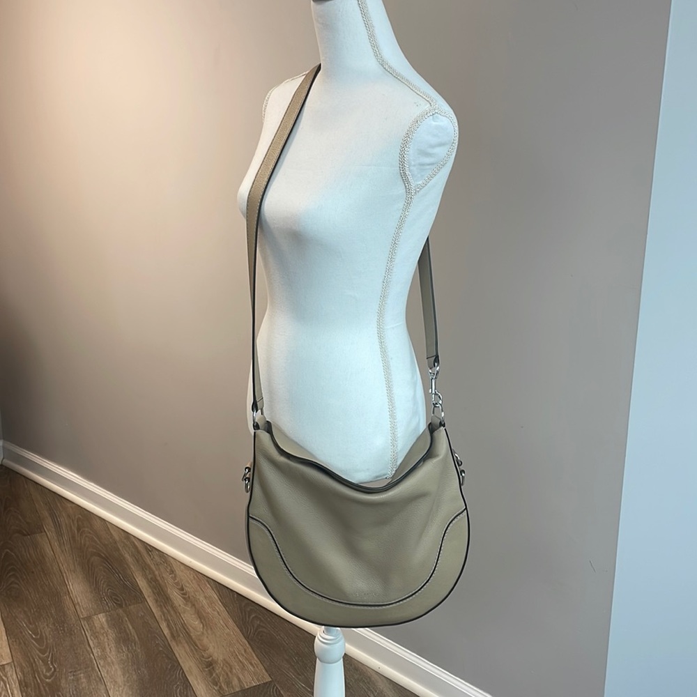 Marc Jacobs tote beige color. New never used tags have been remove.